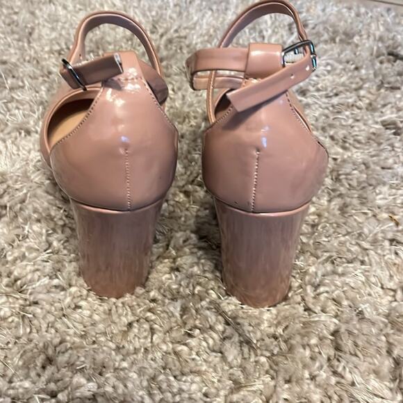 Steve Madden Vegas Pump. Perfect for upcoming holiday functions. Sz 8 - Picture 5 of 6